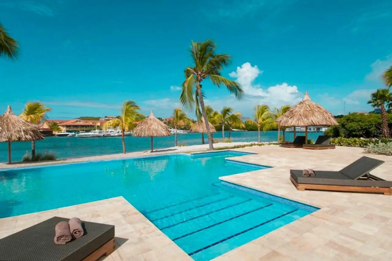 Luxurious Spanish Water View Apartment Willemstad